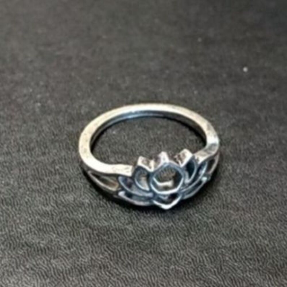 *Sale* Silver tone fashion lotus flower ring size 5